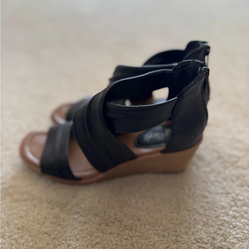 🖤Eurosoft Black Faux Leather Brown Wedge Sandals 🖤 - Picture 5 of 10